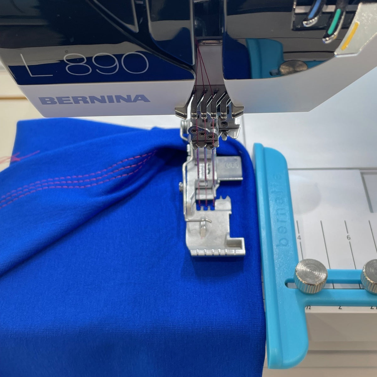 Stoffführung für Cover, Variante für BERNINA Produkte